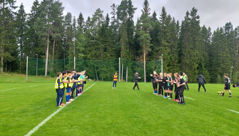 Spelarna lär sig tidigt vikten av att uppträda sportsligt och att tacka motståndarlaget för en bra match.