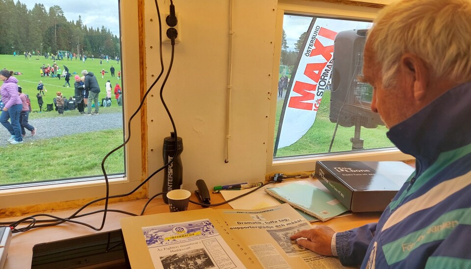 Börje tittar igenom tidningsurklipp från förr