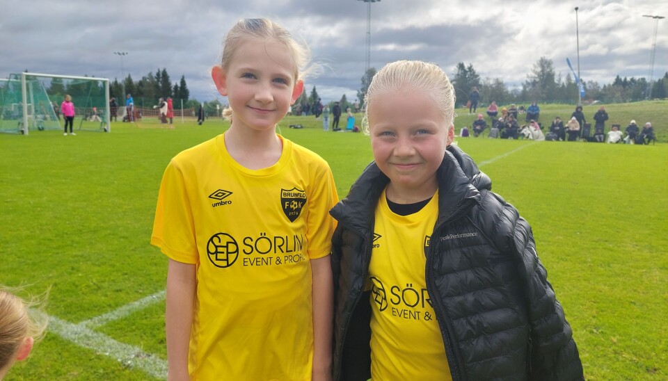 Milly och Cleo från Brunflo älskar att spela fotboll. Roligast är att vara med kompisarna och att göra mål, tycker de.