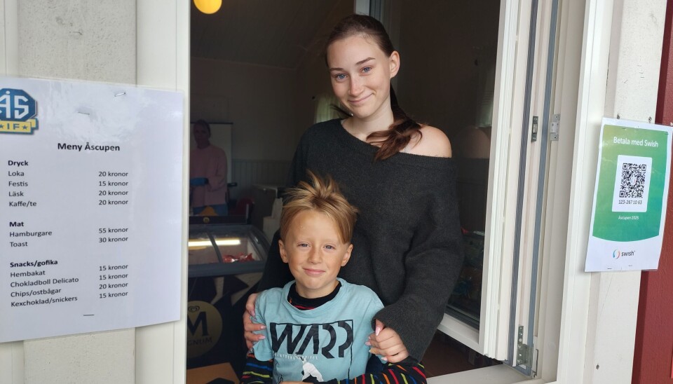 Stella och Love ställer upp för föreningen och bemannar här kiosken.