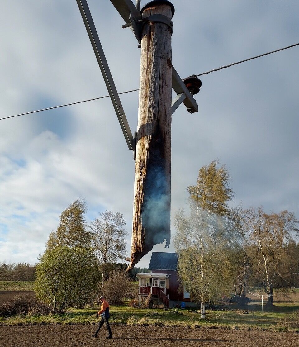 För två år sedan började det brinna i en krafledningsstolpe i Trång. Foto: Privat.