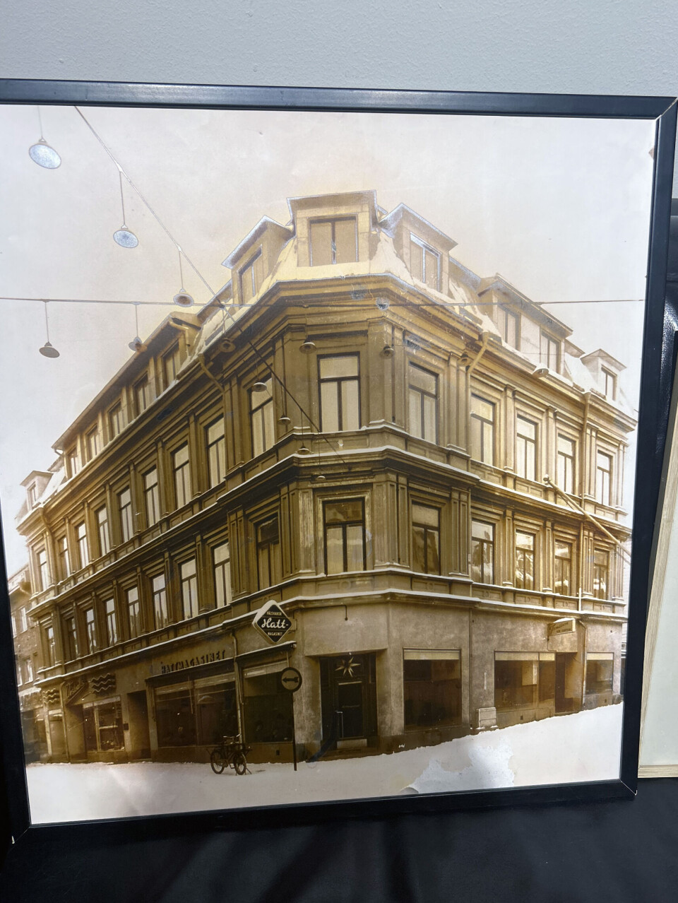 I det här huset på samma adress på Prästgatan höll Westvalls till, fram tills dess att huset revs på 60-talet. Under några år höll då butiken till där Hemmakväll ligger idag, innan man flyttade tillbaka.