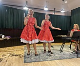 Musikaliska familjen Hebbe sprider glädje till äldre