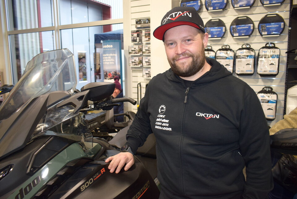 'Det är ingen brist på snöskotrar. Vi får in det vi ska', säger Oktans ägare Magnus Larsson.