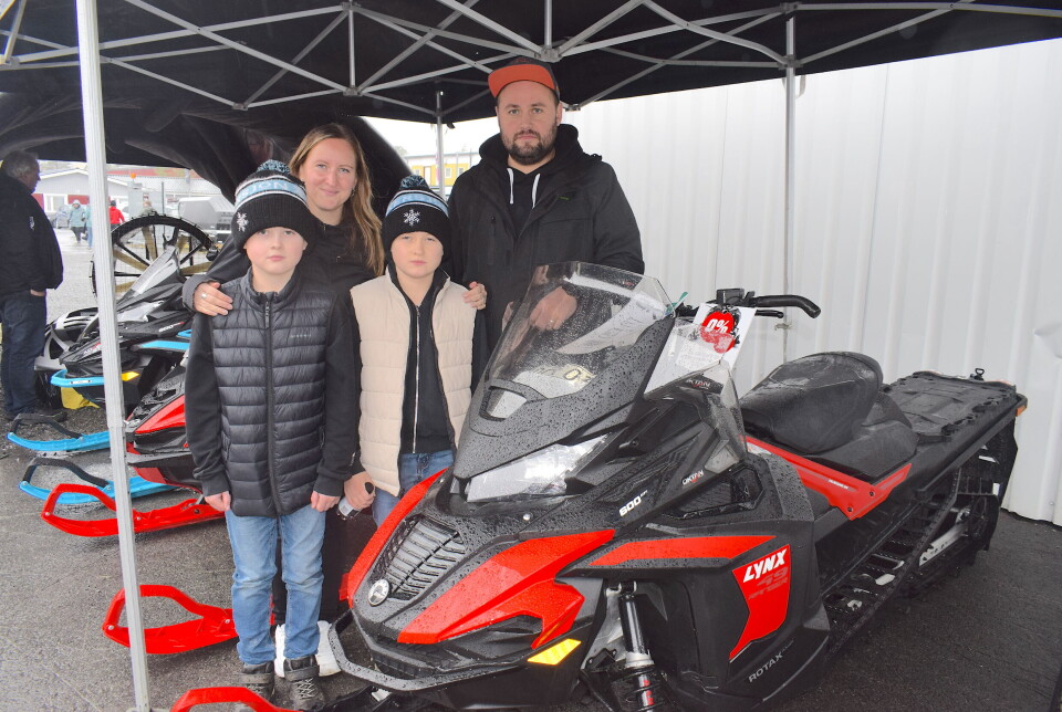 Snöskoterfamiljen Halvarsson/Berg: Gabriel, Christoffer, Magnus Halvarsson och Martina Berg köpte ny snöskoter.