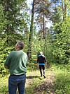 Skogsområdet mellan fastigheterna i Hissmofors är ett uppskattat rekreationsområde med ett rikt växt- och djurliv. Ulf Swenson och Ove Appelqvist visar och berättar hur den nya järnvägen är tänkt att dras - mitt igenom skogsområdet.