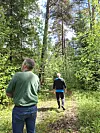Skogsområdet mellan fastigheterna i Hissmofors är ett uppskattat rekreationsområde med ett rikt växt- och djurliv. Ulf Swenson och Ove Appelqvist visar och berättar hur den nya järnvägen är tänkt att dras - mitt igenom skogsområdet.