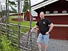 Lars-Erik Jonsson tar emot vid entrén till Aspåsnäsets dansloge. Här arrangerar han dansbandskvällar för tionde säsongen. Foto: Jenni Andersson.