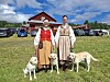 Dräkter och hundar summerar dagen ganska bra. Maria med Offerdalsdräkten och Karin med Sunnedräkten. Hundarna heter Tessie, Tuva och Vide.