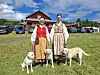 Dräkter och hundar summerar dagen ganska bra. Maria med Offerdalsdräkten och Karin med Sunnedräkten. Hundarna heter Tessie, Tuva och Vide.