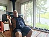Dan Olofsson slår sig ner i stugan han tillbringat så många somrar under uppväxten. I ett personligt samtal berättar han om vad Kaxåsbygden och familjen betyder för honom. Foto: Jenni Andersson.