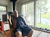 Dan Olofsson slår sig ner i stugan han tillbringat så många somrar under uppväxten. I ett personligt samtal berättar han om vad Kaxåsbygden och familjen betyder för honom. Foto: Jenni Andersson.