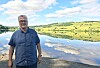 På Hällsjöns strand lekte Dan varje sommar under barndomen och än idag återkommer han till stugan tillsammans med familjen. Här kan han blicka ut över Kaxås sluttningar där Projekt Kaxås vuxit upp och med än fördubblat invånarantalet i den lilla byn. Foto: Jenni Andersson.