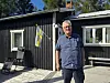 Dan Olofsson vid stugan som hans far byggde och som han själv har återkommit till i sjuttio år. Dan berättar i en personlig intervju vad stugan och familjen kommit betyder för honom. Foto: Jenni Andersson.