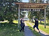 I mitten av augusti blir det festival på Svea Park, och det kommer att bli fantastiskt lovar Jens-Erik, Kjell-Erik och Per, som roddar i arrangemanget tillsammans med Kaxås Bygdegårdsförening. 'Det är det här lilla, gemytliga. En unik genre, med allt från barn till pensionärer som spelar tillsammans och alla har lika kul.' Foto: Jenni Andersson.