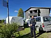 Utanför hotellet i Jänsmässholmen är det full aktivitet med polisbilar, fyrhjulingar, poliser och hundar. Jörgen Modin är på plats och berättar om sökinsatsen. Foto: Jenni Andersson.
