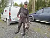 Leo Wallner och Tuss är båda leriga och trötta efter ett dygn där Tuss suttit fast i ett tio meter djupt hål och bedömts vara bortom all räddning. 'Han är ju som ens barn', säger en trött husse. Foto: Jenni Andersson.