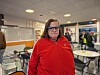 Elenor var aktiv under kvällen med många relevanta frågor. Bland annat undrade hon varför det är så kallt i vattnet i badhusen. Hon önskade även en karaokemaskin till den dagliga verksamheten, vilket flera politiker tyckte var en bra idé. Foto: Jenni Andersson.