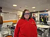 Elenor var aktiv under kvällen med många relevanta frågor. Bland annat undrade hon varför det är så kallt i vattnet i badhusen. Hon önskade även en karaokemaskin till den dagliga verksamheten, vilket flera politiker tyckte var en bra idé. Foto: Jenni Andersson.