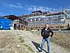 Full aktivitet råder i Åkersjön, både inomhus och utomhus. Tak, fasader och fönster byts ut. Ett stenkast bort pågår även renovering av Brännagården. Allt ska stå klart innan invigningen 14 november, och än är allt i fas. Per-Åke Wahlund visar runt och berättar om planerna för en internationell anläggning i toppklass. Foto: Jenni Andersson.