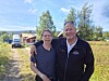 Christer 'Tubbe' Widell och Per-Åke Wahlund visar runt på Brännagården. Flera hantverkare finns på plats för att fixa tak, värme och annat som ska stå färdigt innan invigningen. Tubbe ser till att kommunikationen funkar med hjälp av radiolänkar och bredband.  'Han har kopplat ihop samtliga mina verksamheter. Det gäller att omge sig med bra folk, då löser man det mesta', berättar Wahlund. Foto: Jenni Andersson.