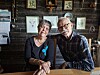 Anette, 78, vaknade plötsligt blind och är helt beroende av hjälpen från sambon Jakob, 80. Vardagen är kantad av utmaningar, och begränsningar inom färdtjänsten gör även ekonomin till en utmaning. Foto: Jenni Andersson.