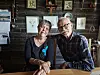 Anette, 78, vaknade plötsligt blind och är helt beroende av hjälpen från sambon Jakob, 80. Vardagen är kantad av utmaningar, och begränsningar inom färdtjänsten gör även ekonomin till en utmaning. Foto: Jenni Andersson.