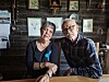 'Det har gått så långt att jag blivit lite folkskygg. Jag för för mig att folk tittar på mig. Det är lätt att bli isolerad', konstaterar Anette. Även om hon är beviljad följeslagare och färdtjänst så finns det stora begränsningar för hur hon kan nyttja tjänsterna vilket gör det svårare att lämna hemmet. Foto: Jenni Andersson.