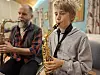 Axel Rudén spelar saxofon, och får bra tips av kulturskolans Markus Ernehed. Foto: Jenni Andersson.