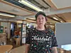 Sandra Hägglöf räknar upp rektorerna som passerat Änge skola sedan hon började arbeta där som lärare för fem år sedan. Listan består av hela fjorton namn, och Sandra beskriver den uppgivenhet som flera i personalen känner. Foto: Jenni Andersson.